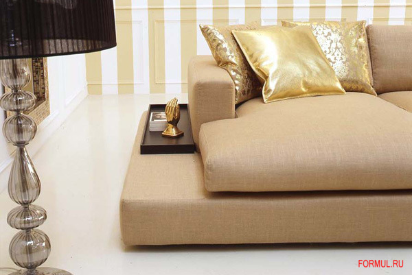 Угловой диван с подносом из древесины тика цвета венге. Обивка из ткани