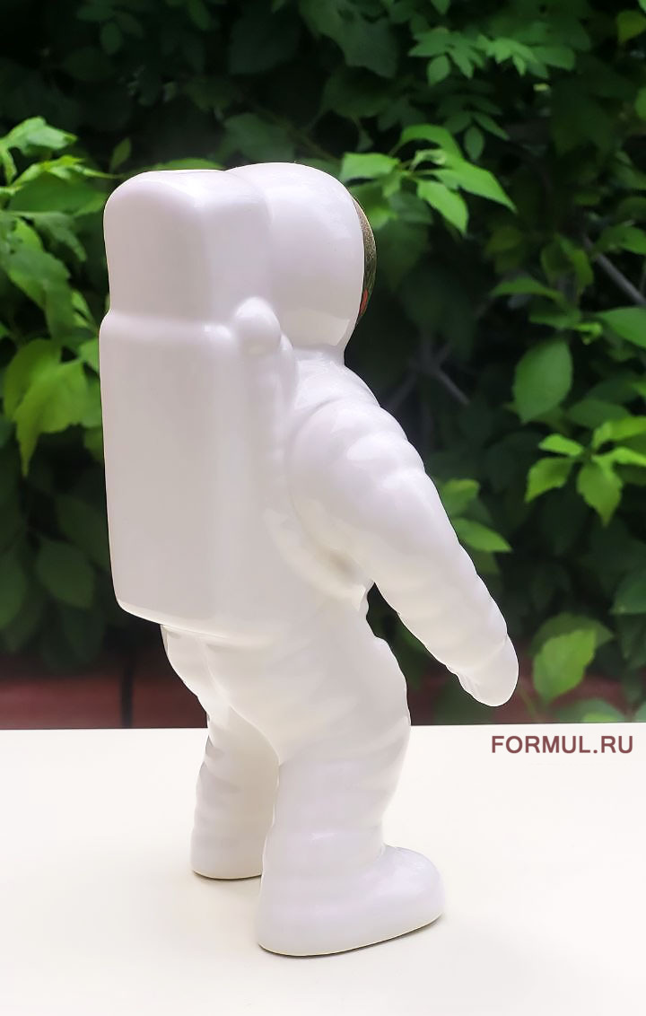 Статуэтка Авторская работа Космонавт Статуэтка Авторская работа Космонавт