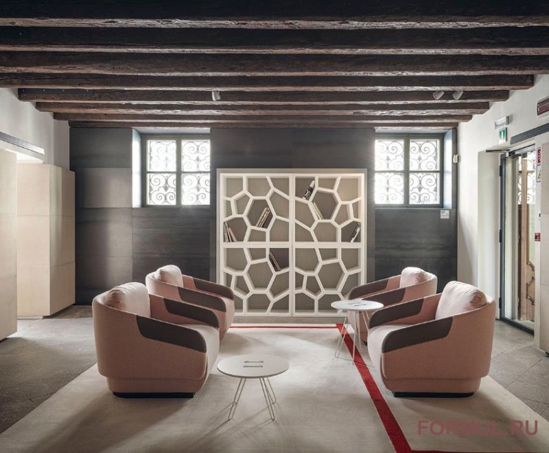 ������ Casamania Worn